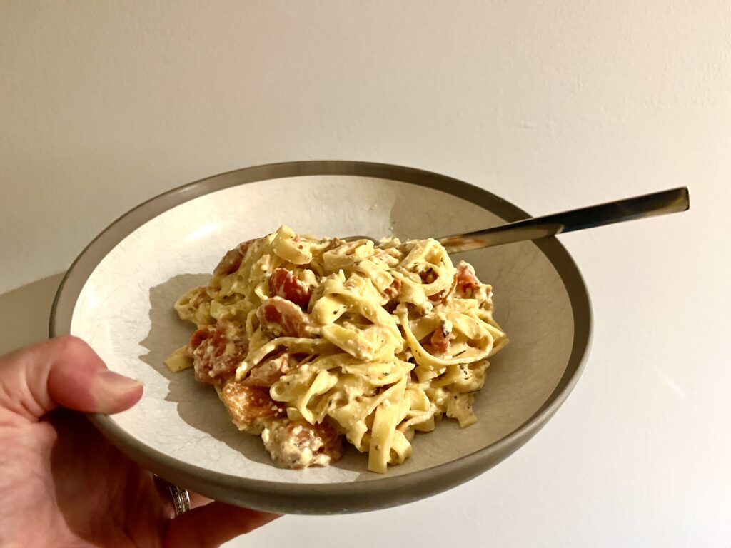 A picture showing the finished air fryer pasta dish