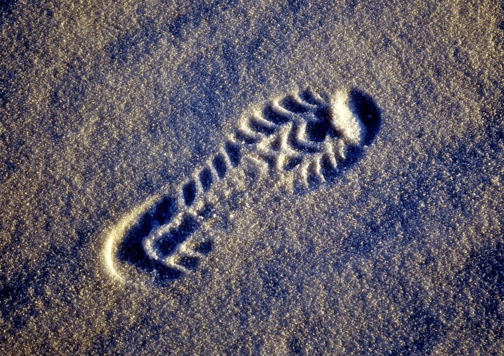 Crime novels clue: Photo of a shoe print in sand